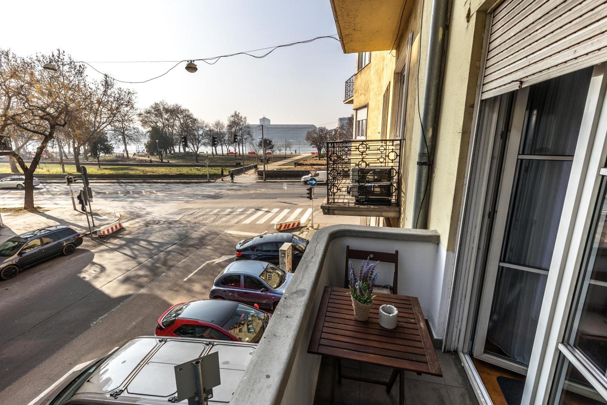 Bright & Spacious Riverside Apartment With Balcony — Photos 2