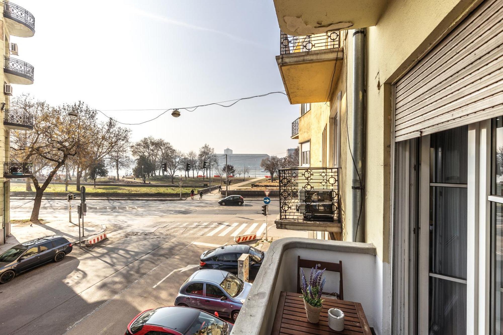 Bright & Spacious Riverside Apartment With Balcony — Photos 3