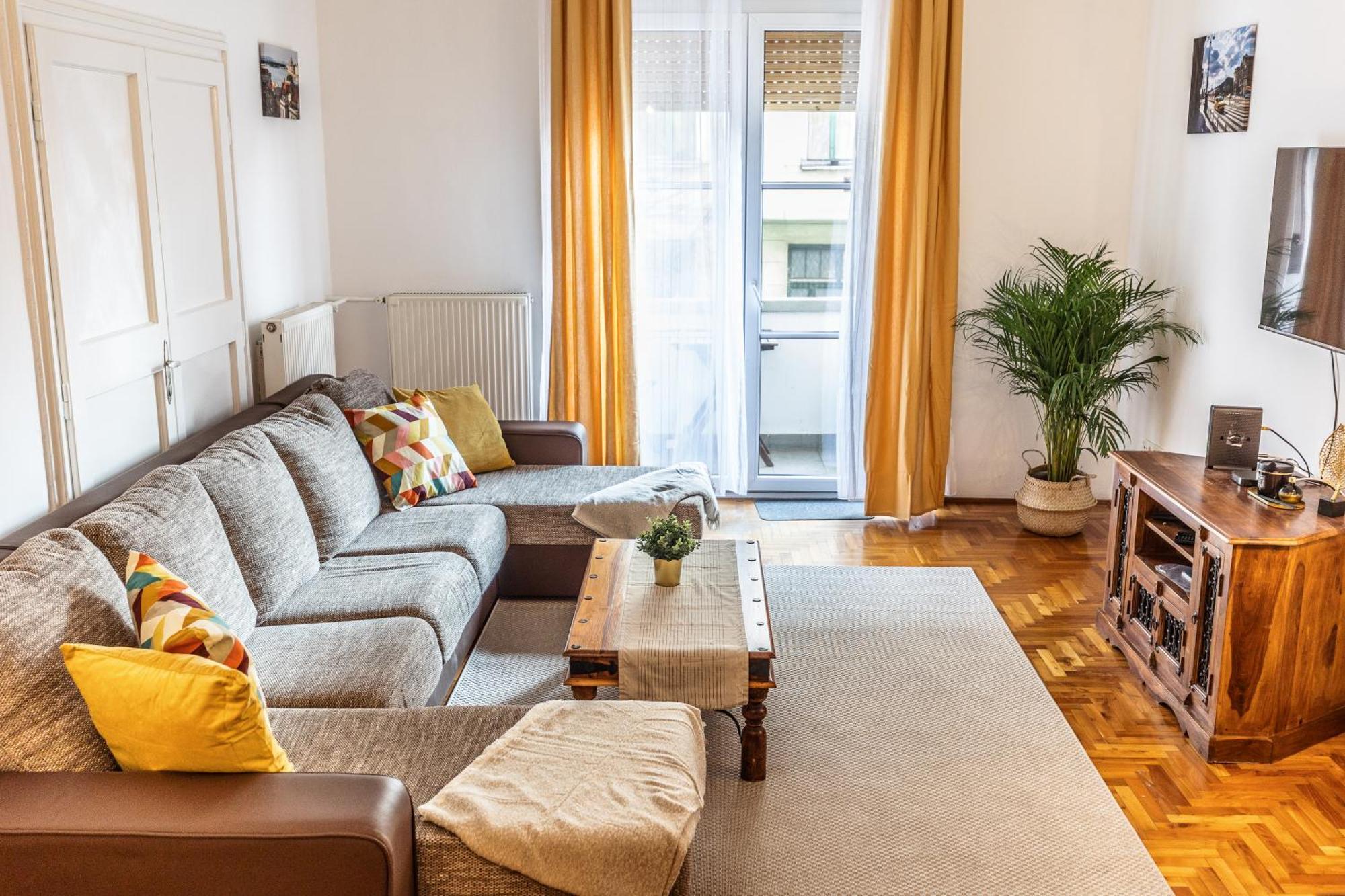 Bright & Spacious Riverside Apartment With Balcony, Budapest