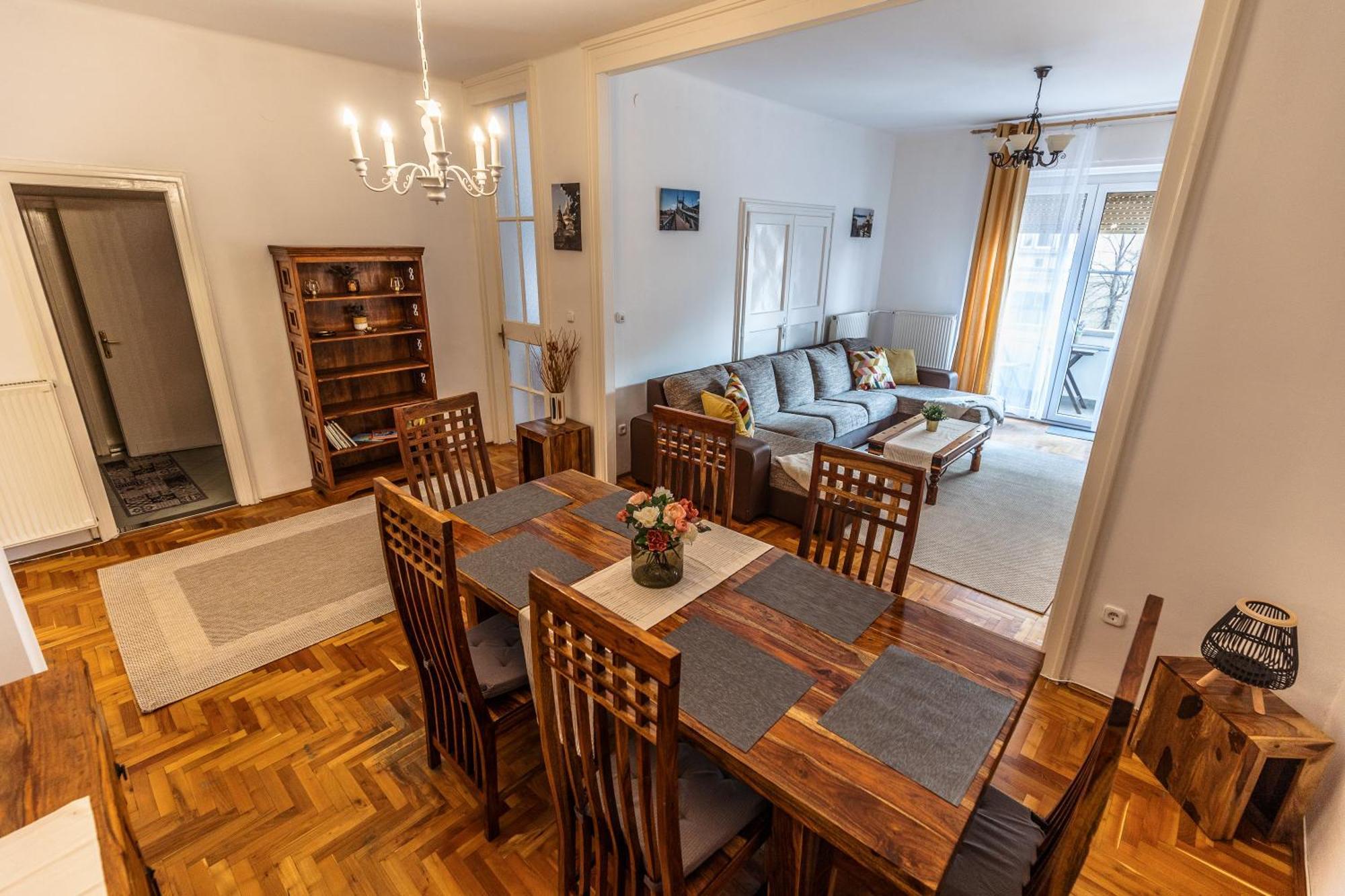 Bright & Spacious Riverside Apartment With Balcony — Photos 1